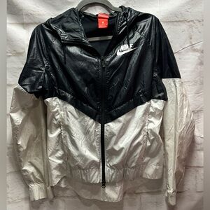 Nike women’s running hooded windbreaker size‎ small